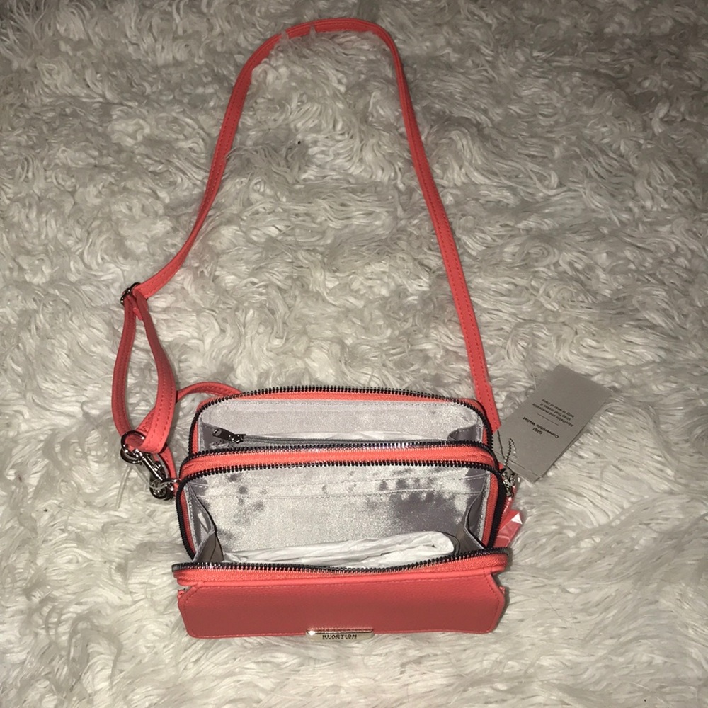 🔥Kenneth Cole Crossbody wristlet handbag🔥 - Picture 3 of 7